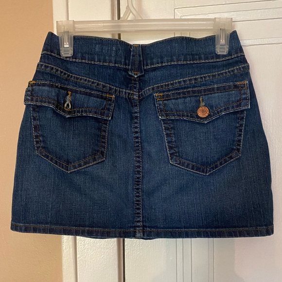 Old Navy stretch denim miniskirt women’s size 10. Medium/dark rinse. - Picture 2 of 3